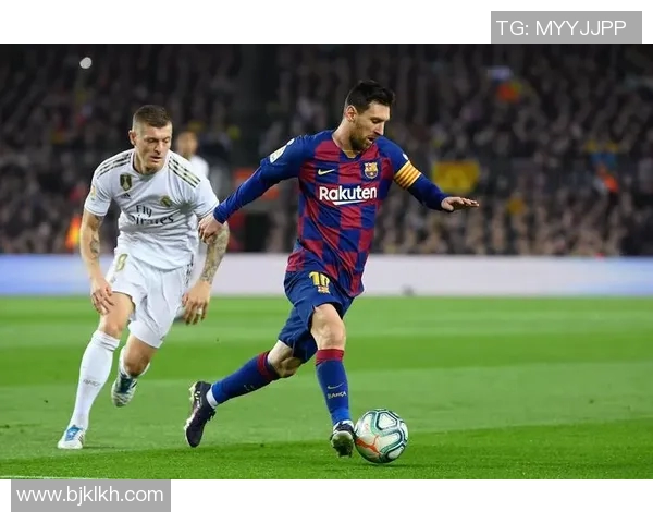 梅西连续六场比赛进球，助巴塞罗那逼平皇马：王者的风采